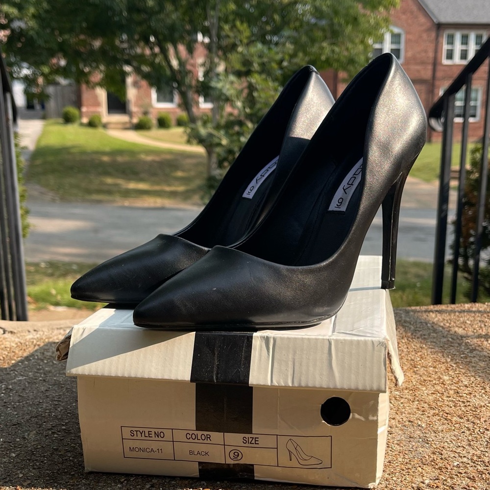 Ladies black pump